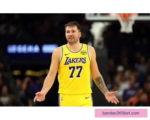 东契奇复出砍下42分12助 湖人力克骑士里夫斯艾顿发挥出色